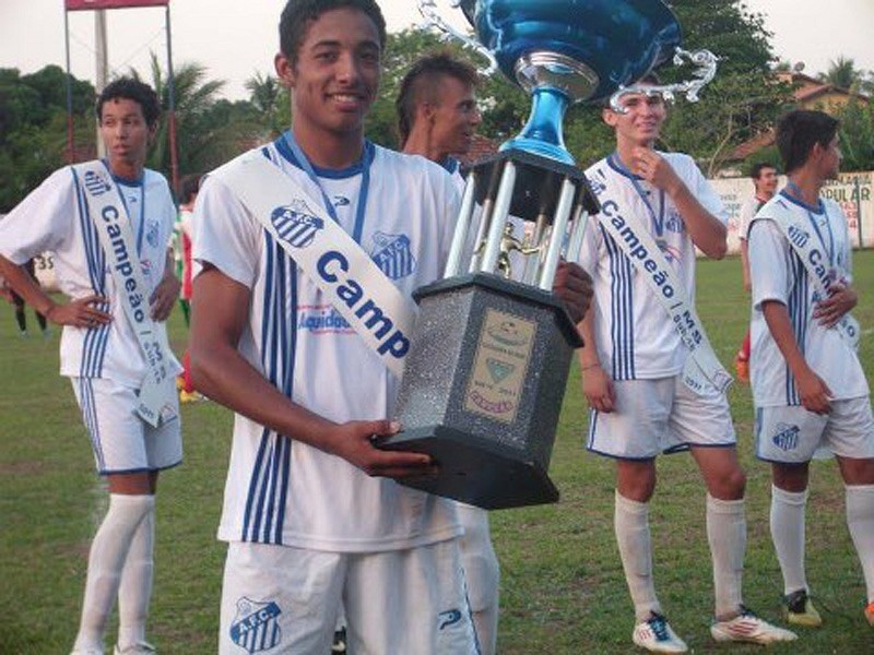 Ramires com o troféu de campeão sul-mato-grossense (Foto: Facebook/Reprodução)