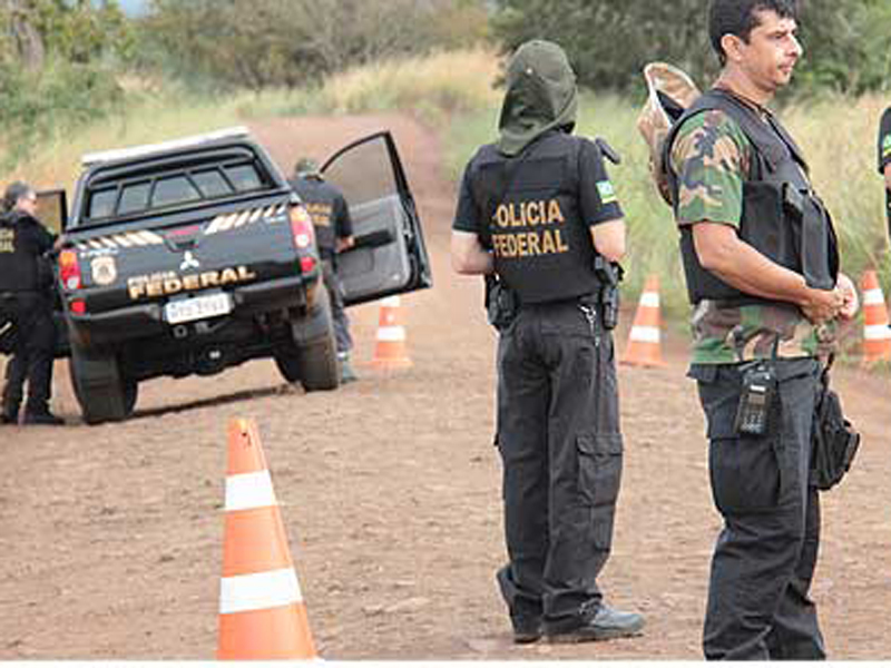 Polícia Federal faz barreira para ninguém passar.