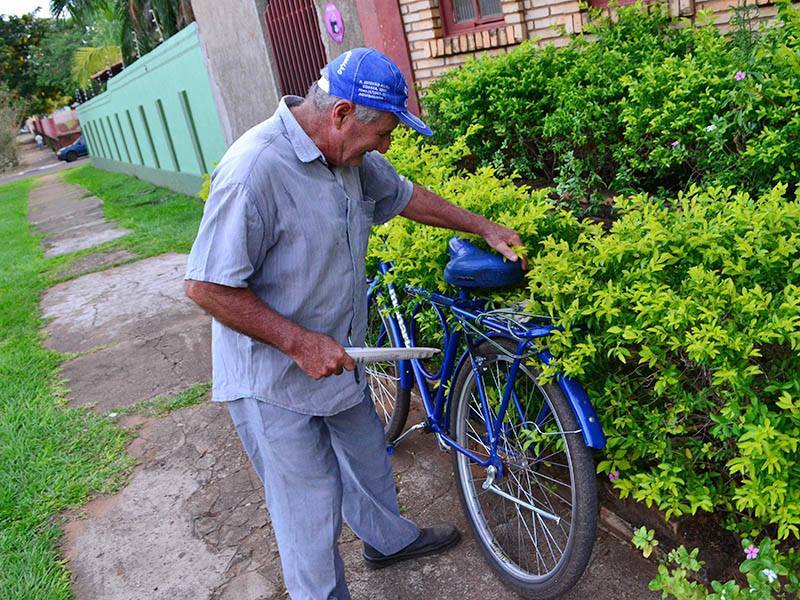Ele guarda o jornal e leva para ler em casa