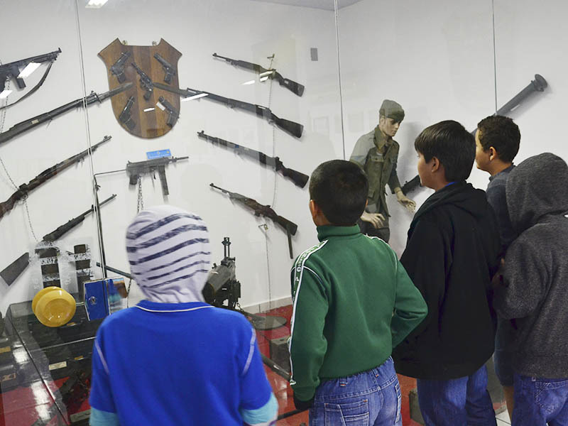 Os alunos tiveram a oportunidade de conhecer o acervo do Museu
