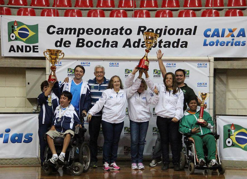 Equipe da ADD-MS festeja com o troféu de campeã (Foto: Divulgação)