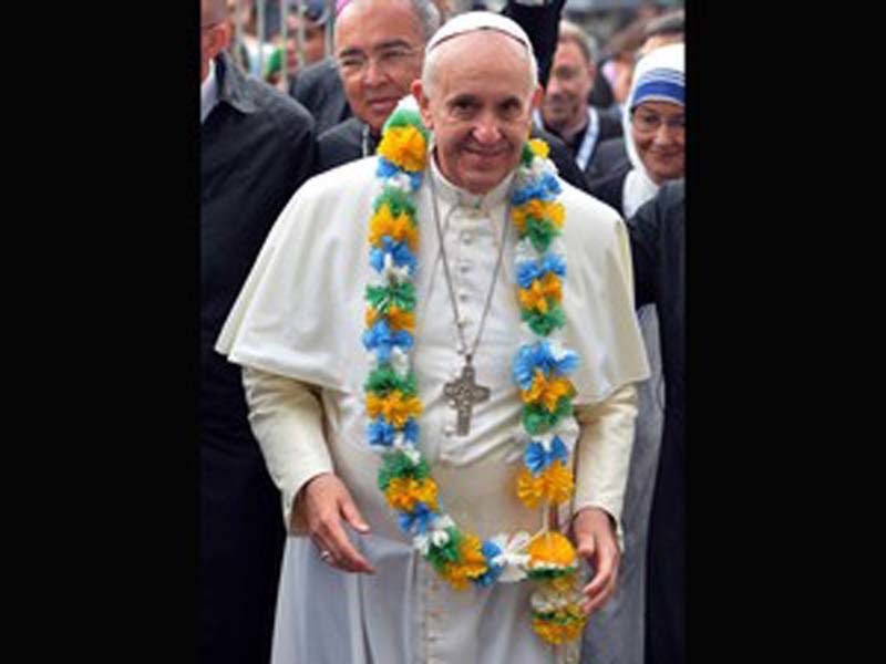 Papa ganhou de uma freira o colar com as cores da bandeira do Brasil (Foto: Luca Zennaro / AFP)