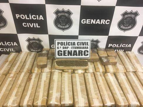 Droga encontrada e apreendida no carro