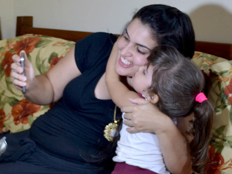 Anaí e Luisa conversando com Tahyná via Skype
