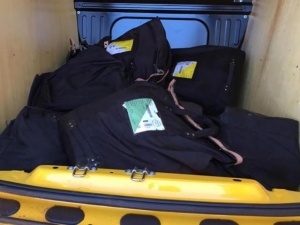 Malotes com as provas foram encontrados na Fiorino (Foto: Sigo News)