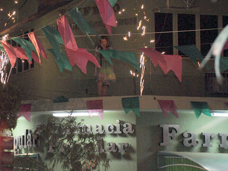 Do alto da Farmácia Marizete interrompe casamento.
