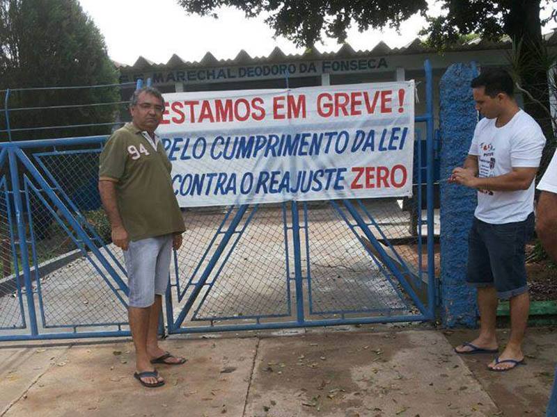 Faixas foram colocadas em todas Escolas Estaduais